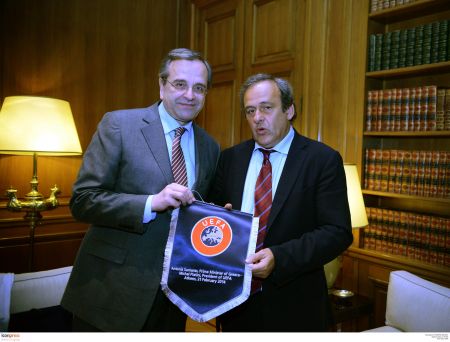 Σύγχρονα και ασφαλή γήπεδα υποσχέθηκε ο Σαμαράς στον Πλατινί