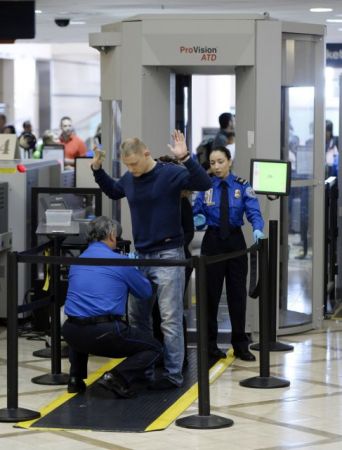 Ενα δισεκατομμύριο πτήσεις χωρίς έλεγχο για πλαστά διαβατήρια!