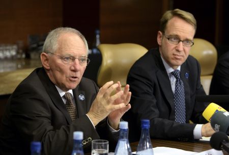 Σόιμπλε: Δεν πρέπει να βασίζεται στην ΕΚΤ η ευρωζώνη