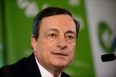 Ντράγκι: H EKT θα αντιμετωπίσει τον αποπληθωρισμό αν χρειαστεί