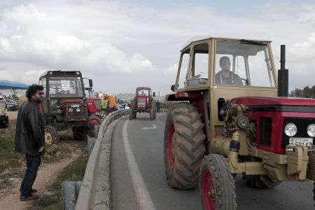 Στους δρόμους παραμένουν οι αγρότες, «ραντεβού» στα εκλογικά κέντρα