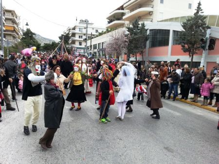 Μεγάλη η συμμετοχή στην καρναβαλική παρέλαση της Γλυφάδας