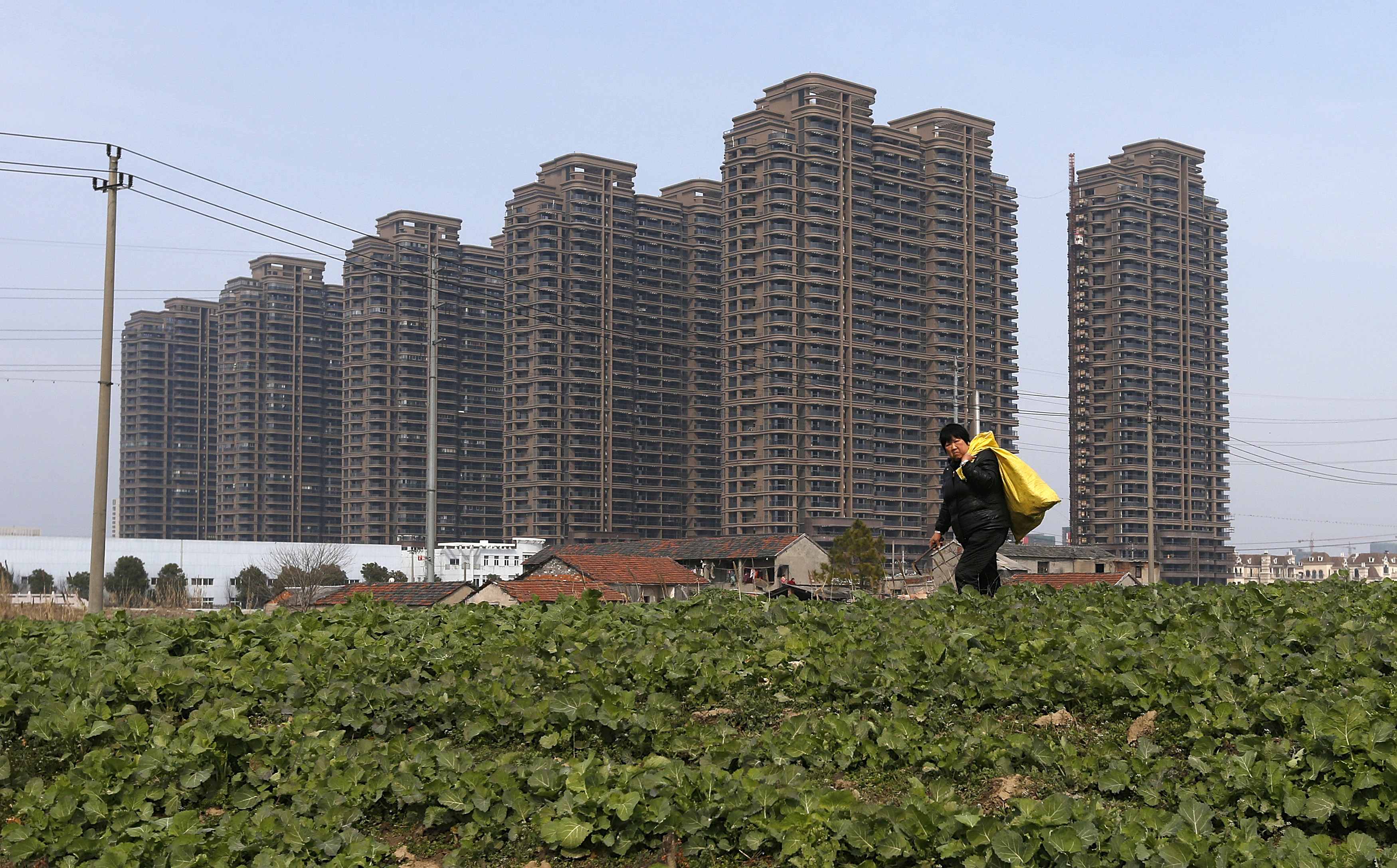 Επιβραδύνεται μηνιαίως η αύξηση των τιμών ακινήτων στην Κίνα