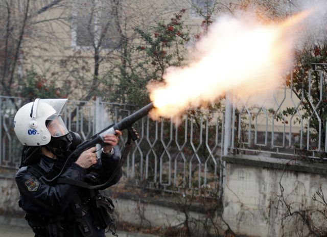 Κων/πολη: Δακρυγόνα κατά όσων φωνάζουν «κλέφτη Ερντογάν»