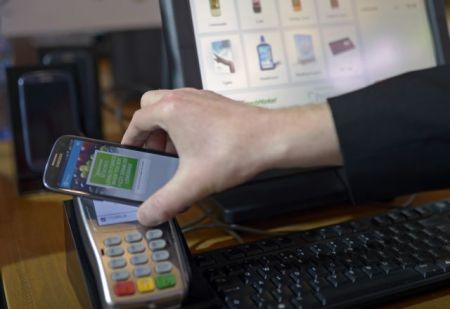 Γαλλία: Στόχος τώρα οι ανέπαφες συναλλαγές