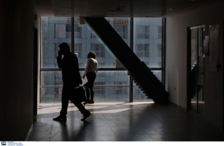 Στο πόδι οι εργαζόμενοι στο ΙΚΑ για τις μειώσεις του εφ΄ άπαξ