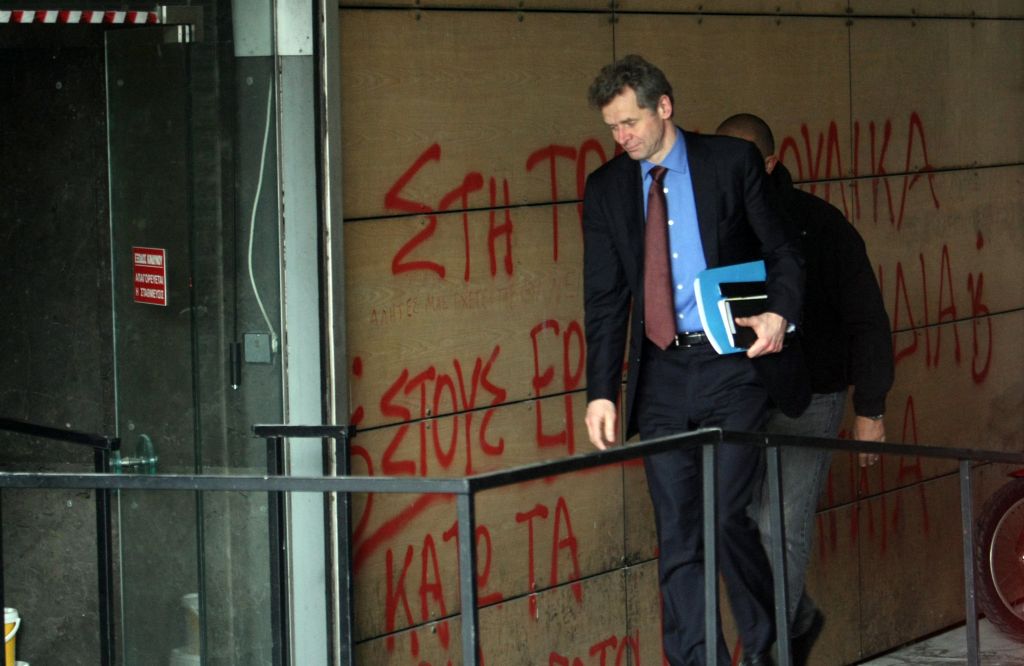Εκβιασμός Τόμσεν μέσω τραπεζών «σπρώχνει» την Ελλάδα σε μνημόνιο