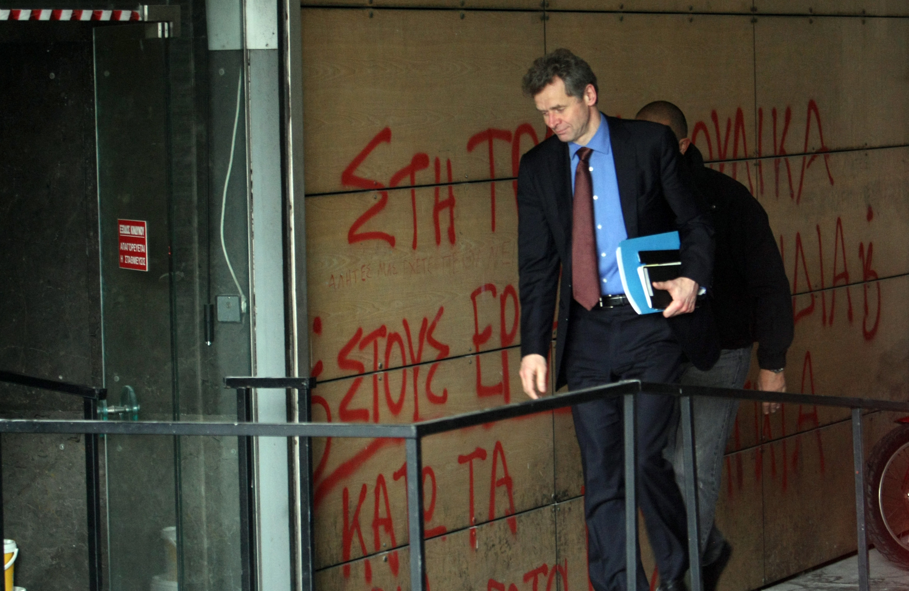 Εκβιασμός Τόμσεν μέσω τραπεζών «σπρώχνει» την Ελλάδα σε μνημόνιο