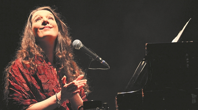 «Παραδίδω στο κοινό την καρδιά μου»