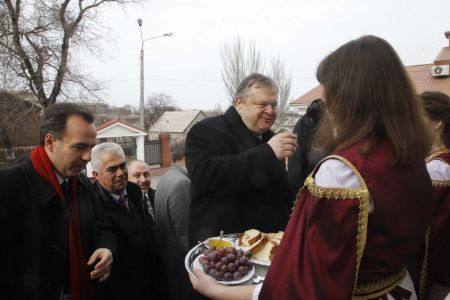 Βενιζέλος: Η Αθήνα στο πλευρό των Ελλήνων της Ουκρανίας