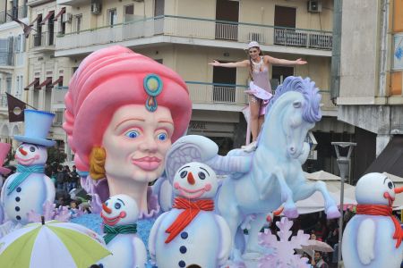 Πάνω από 30.000 καρναβαλιστές στην παρέλαση αρμάτων της Πάτρας