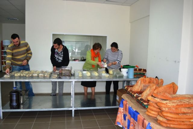 Το κοινωνικό μαγειρείο Δήμου Γλυφάδας διανέμει καθημερινά 130 μερίδες φαγητού
