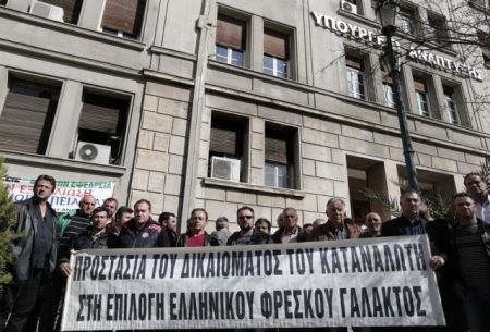 Αγελαδοτρόφοι σε βουλευτές: Μην ψηφίσετε το νόμο για το γάλα