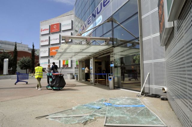 Εισβολή με αυτοκίνητο σε εμπορικό κέντρο στο Μαρούσι | tovima.gr
