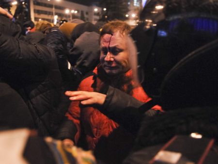 Συνεχίζονται οι εντάσεις μεταξύ των διαδηλωτών στην Ανατολική Ουκρανία