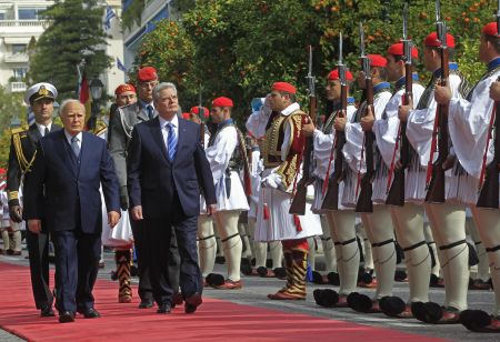 Θέμα γερμανικών αποζημιώσεων έθεσε ο Παπούλιας στον Γκάουκ