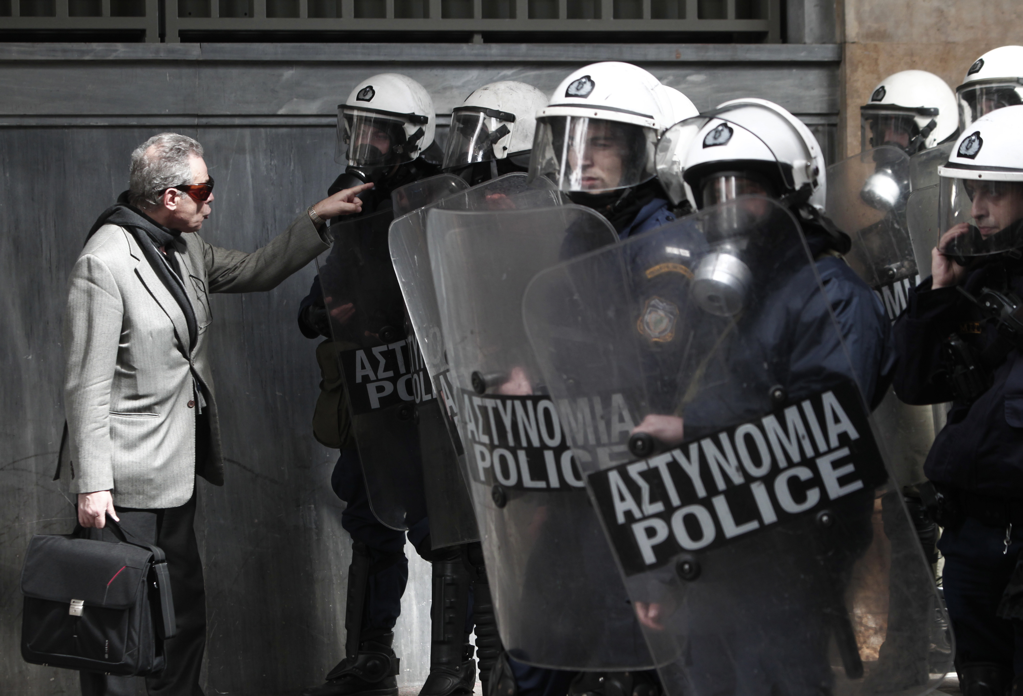 Μολότοφ έριξαν τα μεσάνυχτα στο αστυνομικό τμήμα Χαλκηδόνας