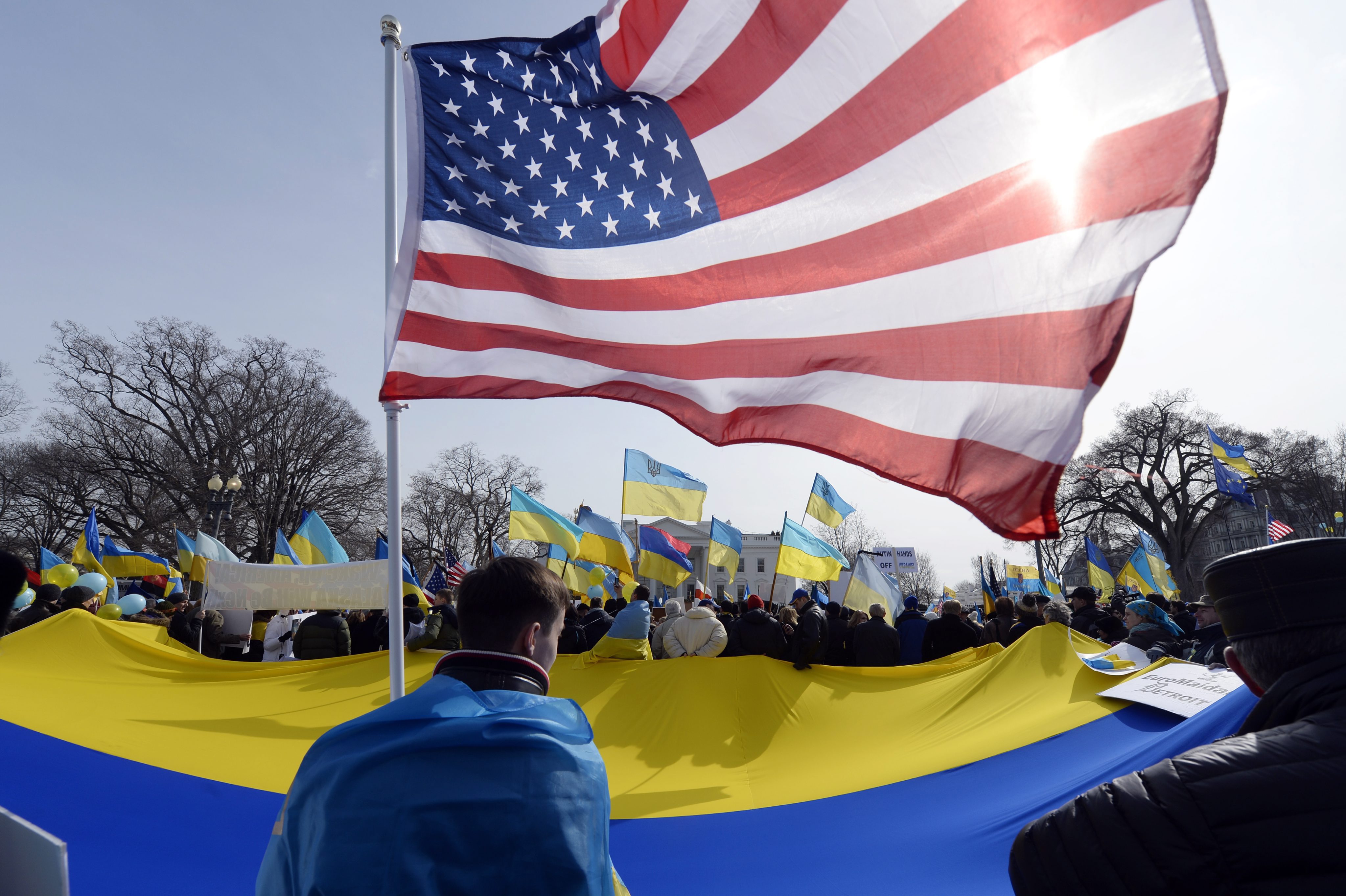 Украинские риа новости. США Украина. Флаг Украины и США. Американский флаг в Украине. Американцы на Украине.