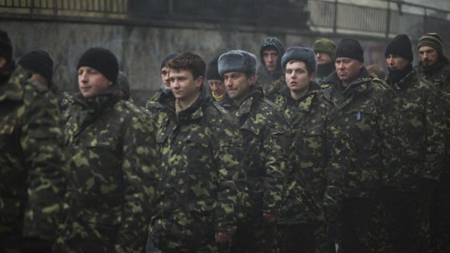 Ουκρανοί εθνικιστές συρρέουν σε κέντρα κατάταξης εθελοντών | tovima.gr