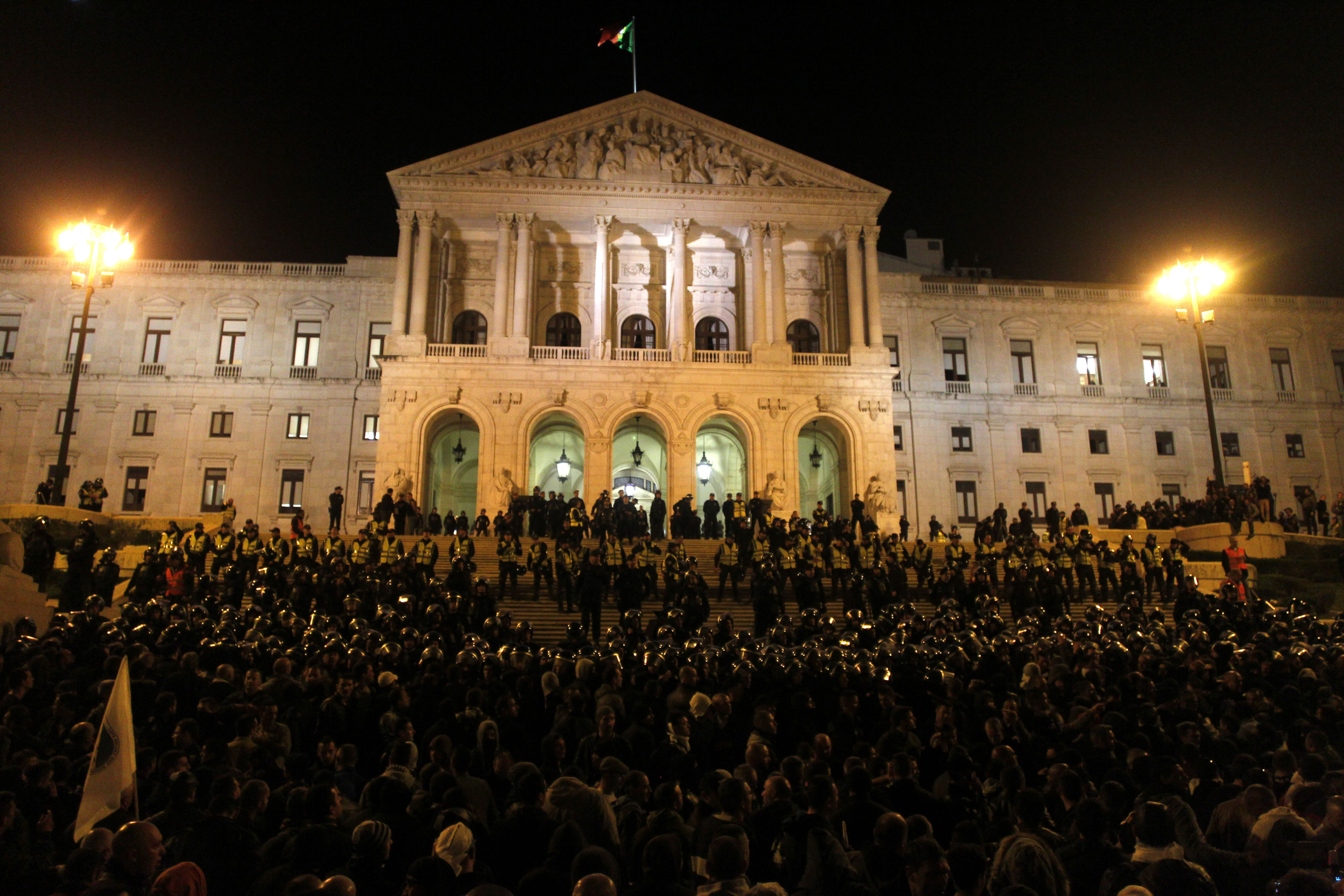 Πορτογαλία: Κατά της λιτότητας διαδήλωσαν 15.000 αστυνομικοί