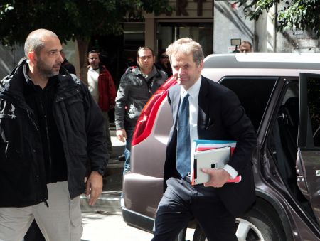 Πυρετός διαβουλεύσεων με την τρόικα – Μετωπική σύγκρουση για τις ομαδικές απολύσεις