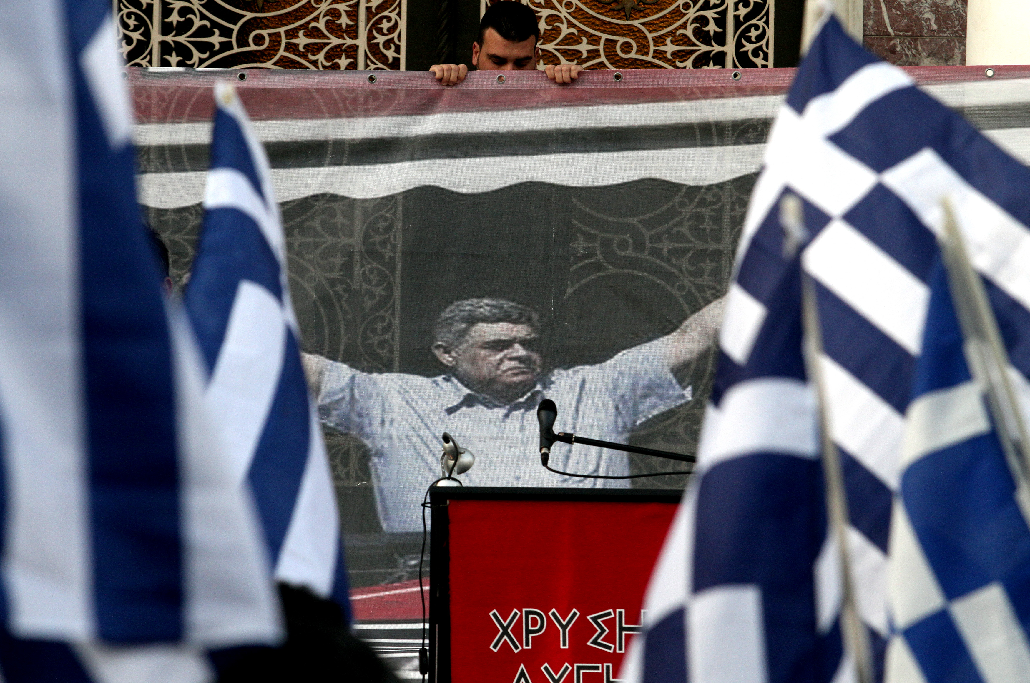 Την εμπλοκή αστυνομικών με τη Χρυσή Αυγή μελετούν οι ανακρίτριες