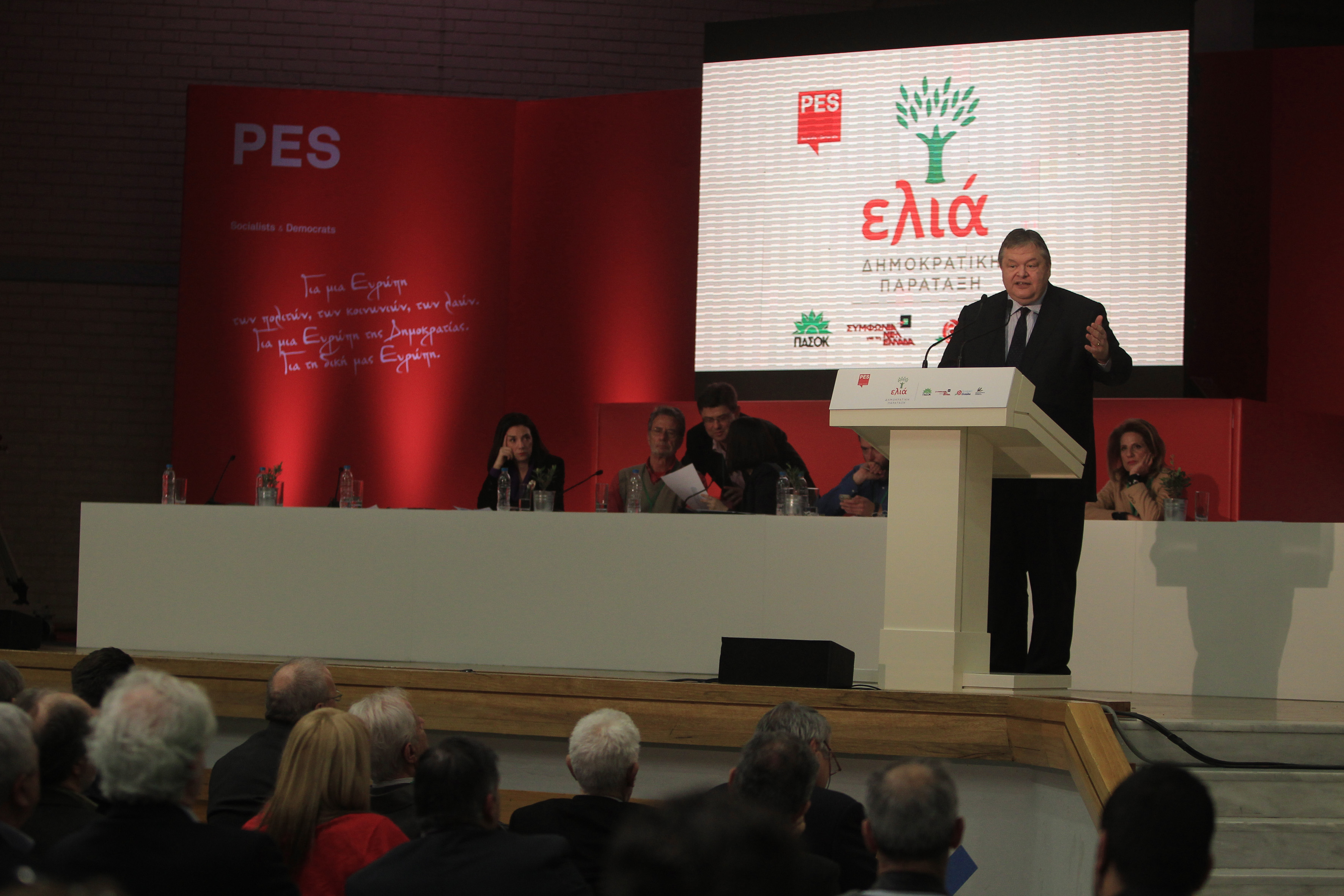 Υπό το βάρος της αντιπαράθεσης Ευάγγελου Βενιζέλου – Γιώργου Παπανδρέου η 1η συνδιάσκεψη της «Ελιάς»