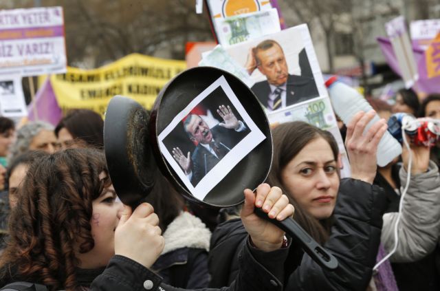 Ο Ερντογάν διχάζει την Τουρκία για τη βία εναντίον των γυναικών