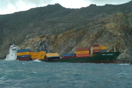 Μύκονος: Στάσιμη η κατάσταση μετά την προσάραξη του πλοίου-κοντέινερ