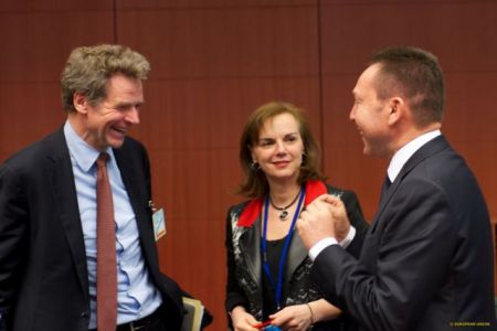 Η τρόικα πιέζει για τρίτο Μνημόνιο την κυβέρνηση