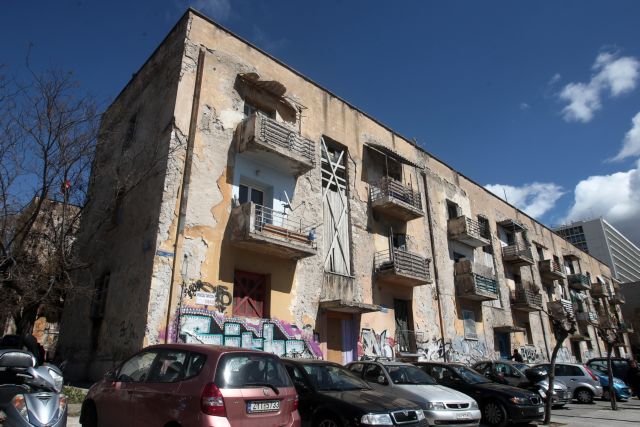 SYRIZA and ANEL against privatization of historic refugee homes | tovima.gr