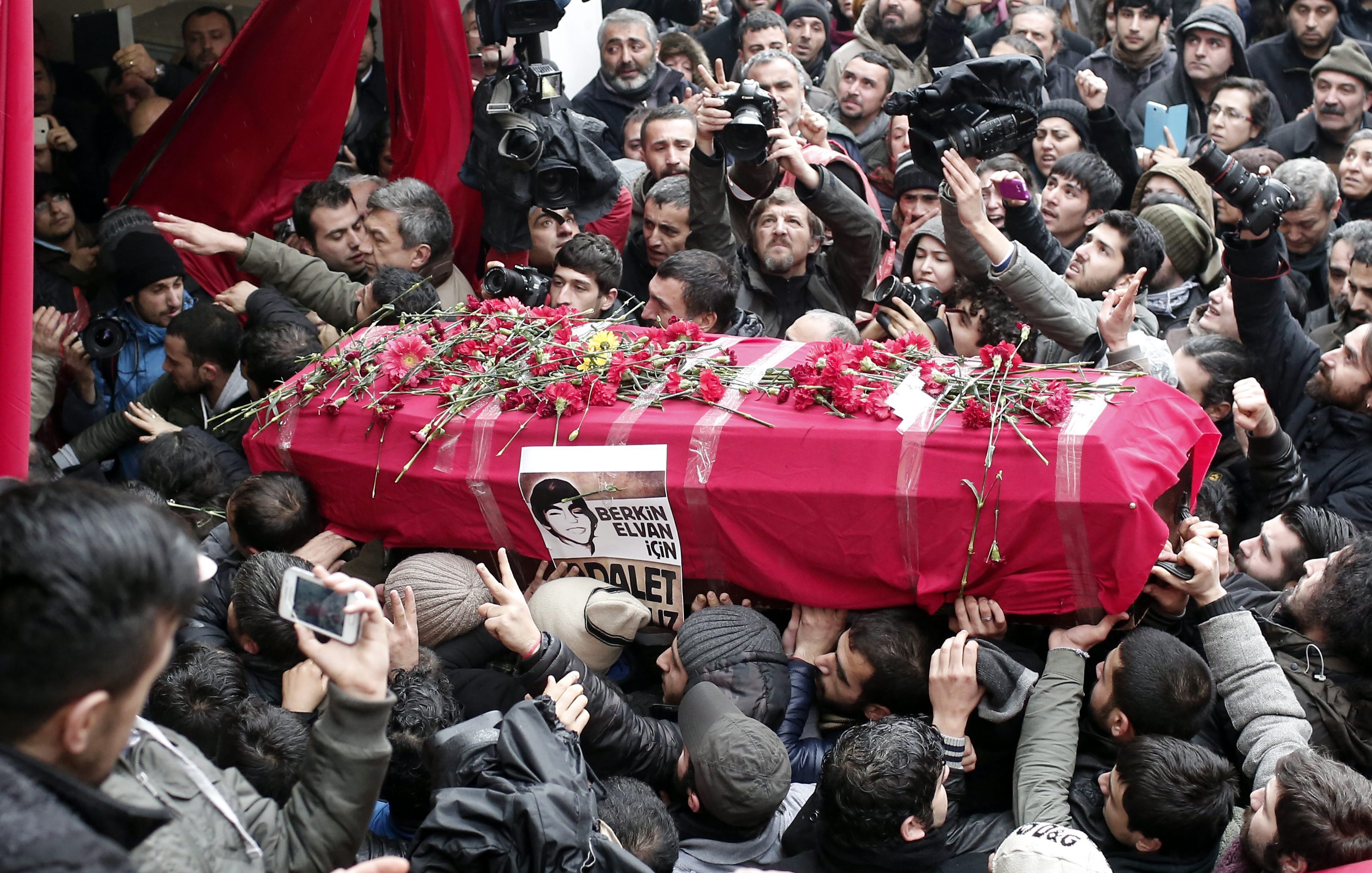 Θρήνος και οργή στην Τουρκία στην κηδεία του 15χρονου Μπερκίν-Δεκάδες συλλήψεις σε Κωνσταντινούπολη, Αγκυρα