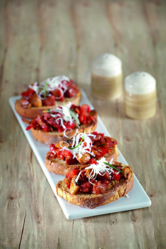 Μπρουσκέτες με λουκάνικα ραγού