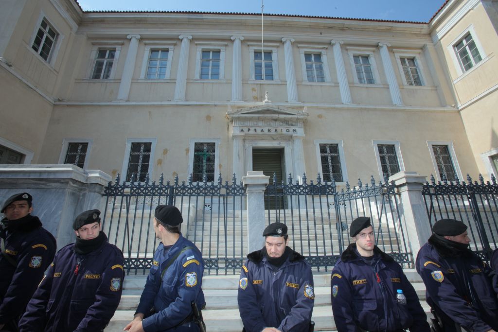 Συγκέντρωση διαμαρτυρίας μικροομολογιούχων έξω από το ΣτΕ