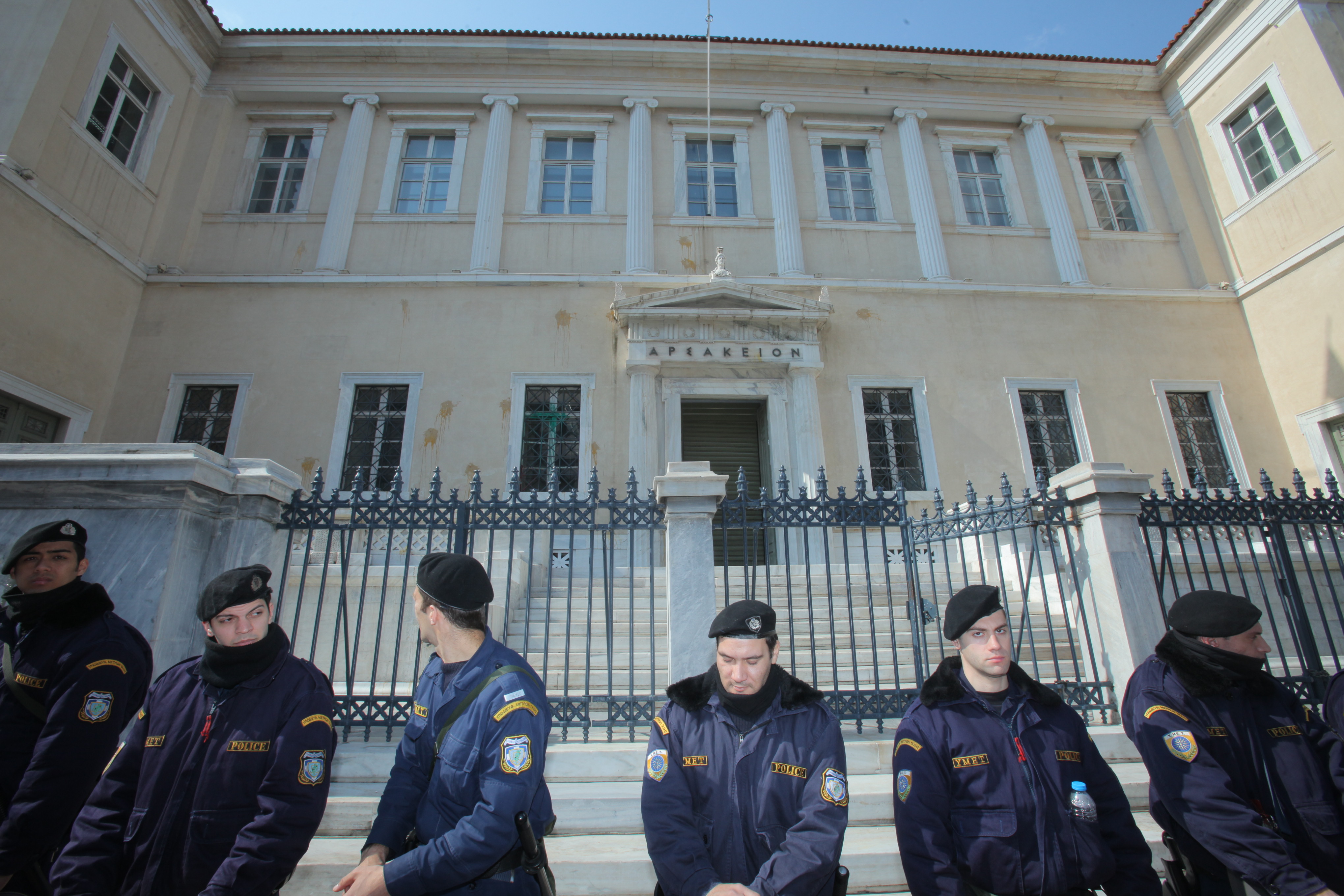 Συγκέντρωση διαμαρτυρίας μικροομολογιούχων έξω από το ΣτΕ