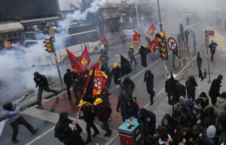 Αγκυρα: Με αντλίες νερού απαντά η αστυνομία στους  διαδηλωτές