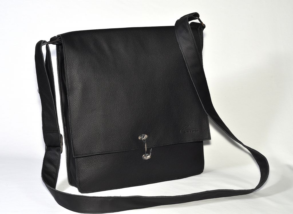 Ο Σάββας Δήμος σχεδιάζει δερμάτινες τσάντες