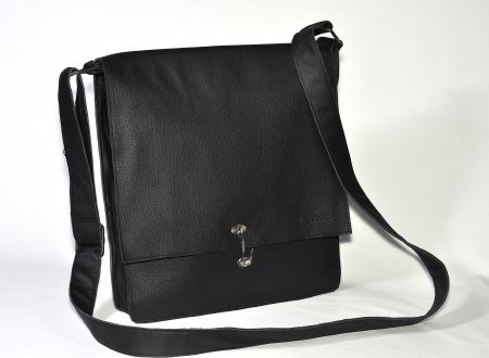 Ο Σάββας Δήμος σχεδιάζει δερμάτινες τσάντες