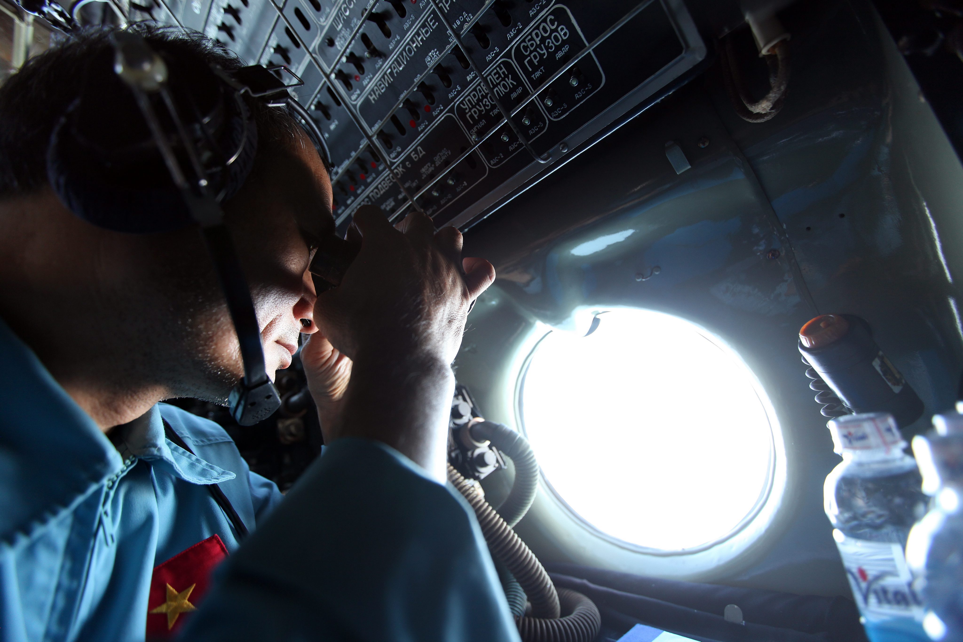 Συνεχίζονται οι έρευνες αλλά και τα σενάρια για την εξαφάνιση του Boeing