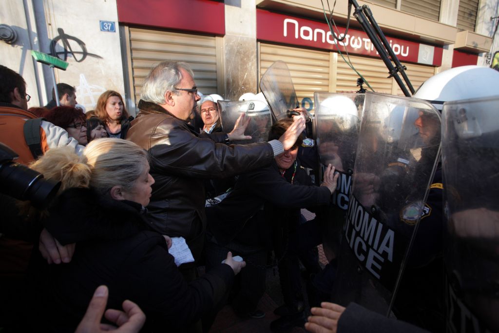 Κλίμα έντασης μεταξύ αστυνομίας και καθαριστριών στο Γενικό Λογιστήριο