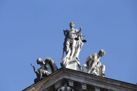 Οικονομικά εγκλήματα: Το παιχνίδι των διεθνών ενταλμάτων σύλληψης