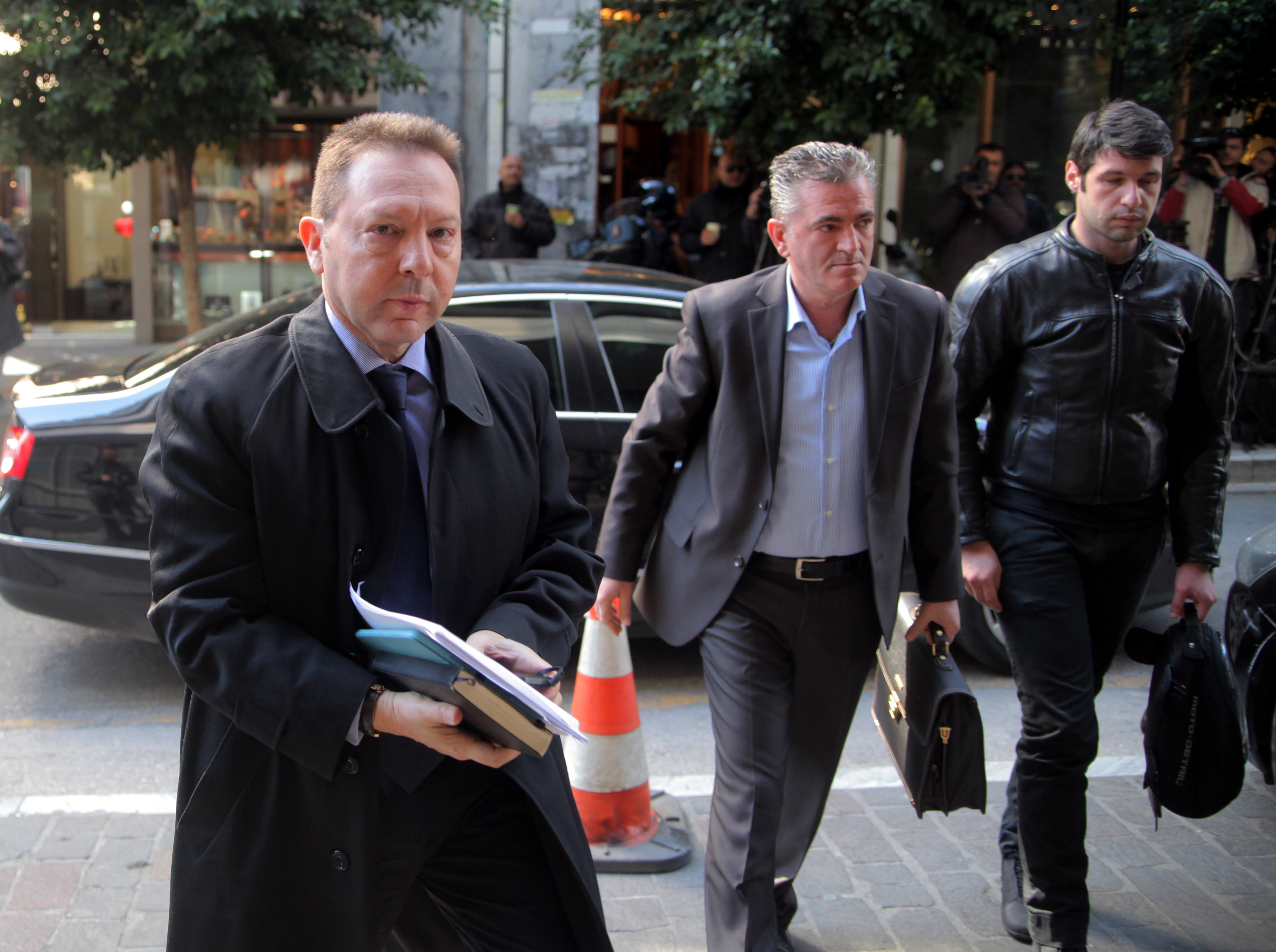 Βουλευτές ΠαΣοΚ με Στουρνάρα: Δεν κινδυνεύει η κυβέρνηση από το γάλα