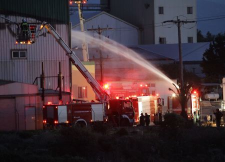 Σε ύφεση η πυρκαγιά σε αποθήκες της Creta Farms στο Ρέθυμνο