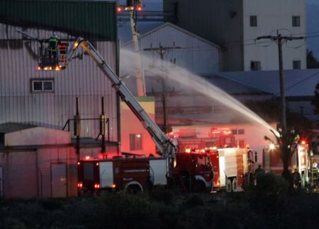 Μαίνεται η φωτιά στις αποθήκες της Creta Farms στο Ρέθυμνο