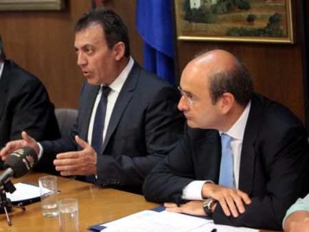 Απολύσεις, μισθοί και εισφορές στην πρέσα της τρόικας