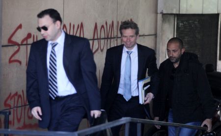 Που κλειδώνει η συμφωνία για απολύσεις και εργασιακά με την τρόικα