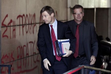 Νέο χτύπημα σε μισθούς – συντάξεις