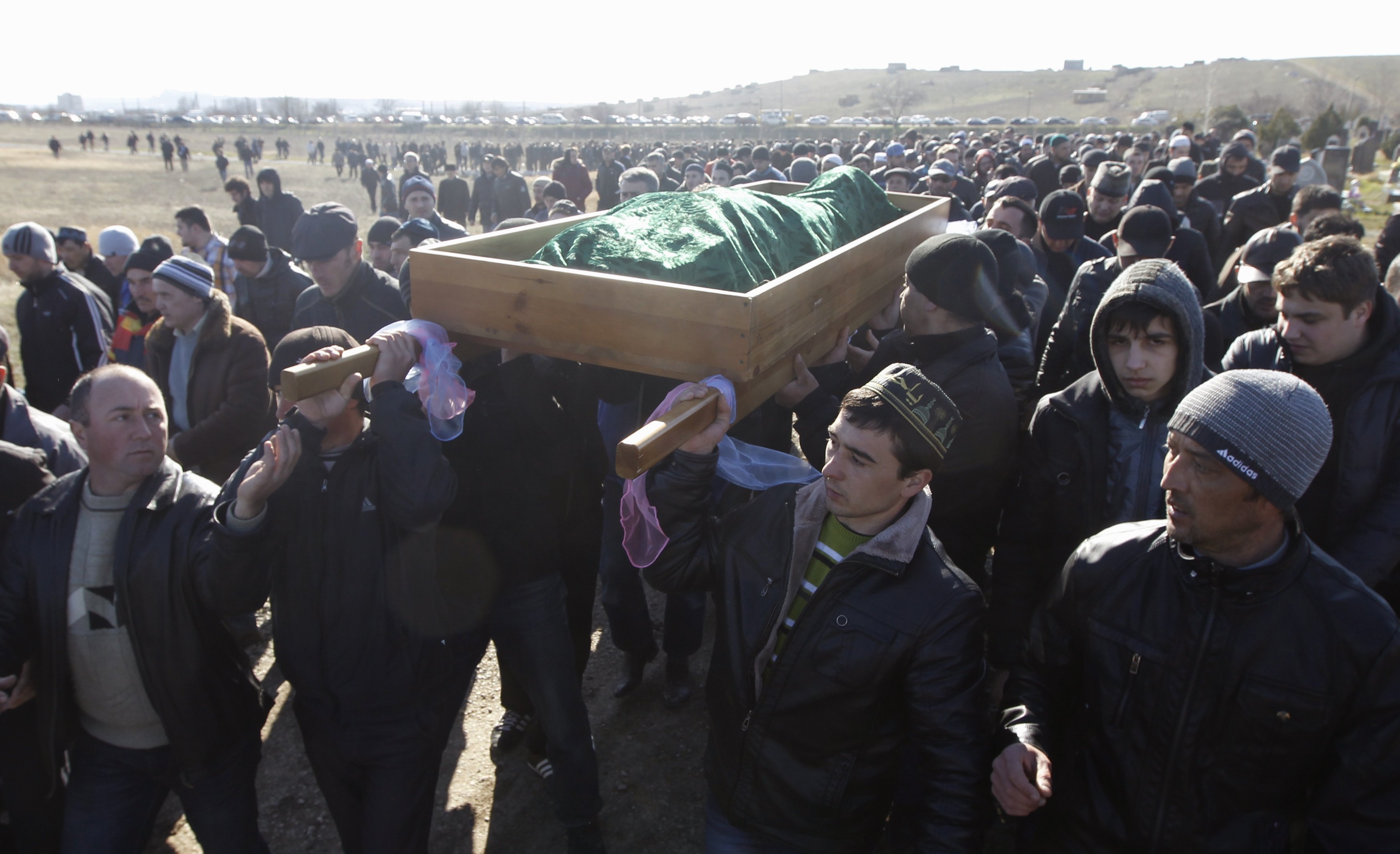 Οργή σε κηδεία Τάταρου της Κριμαίας που βασανίσθηκε μέχρι θανάτου