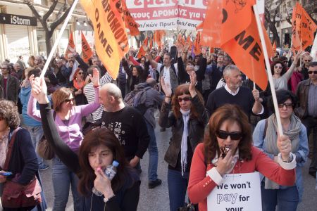 Τι αλλάζει στο Δημόσιο: Αποζημιώσεις και επίδομα ανεργίας θα δίνεται στους απολυμένους υπαλλήλους