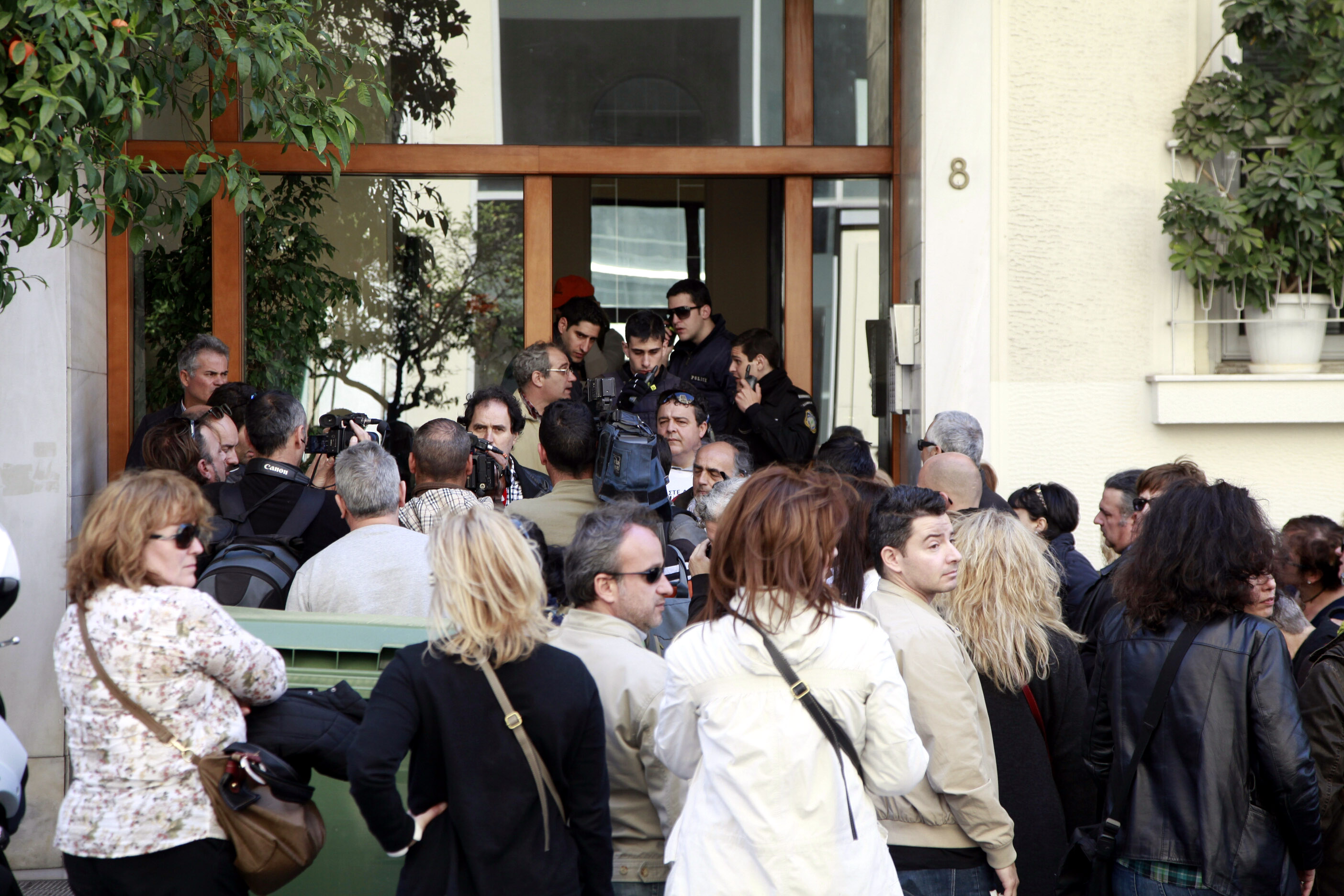 Επανασυστήνονται 2.413 θέσεις για απολυμένους και «διαθέσιμους» εκπαιδευτικούς